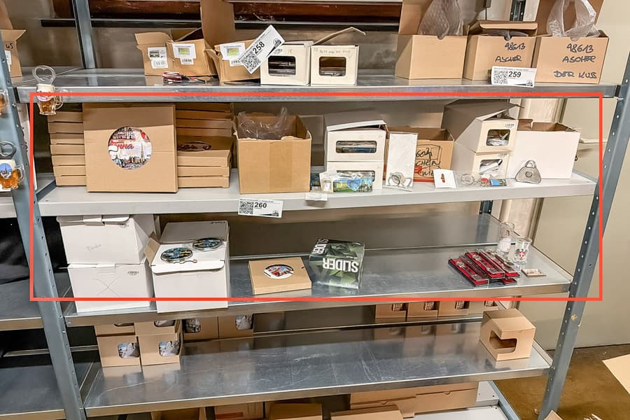Inhalt von 2 Regalebenen: Souvenirbedarf
